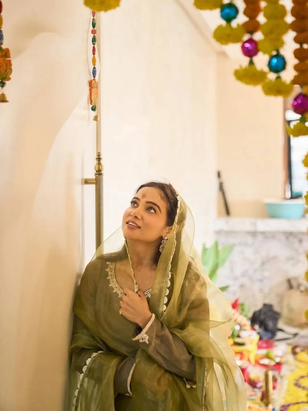अपने नए घर को निहारती दिखीं मनीषा रानी