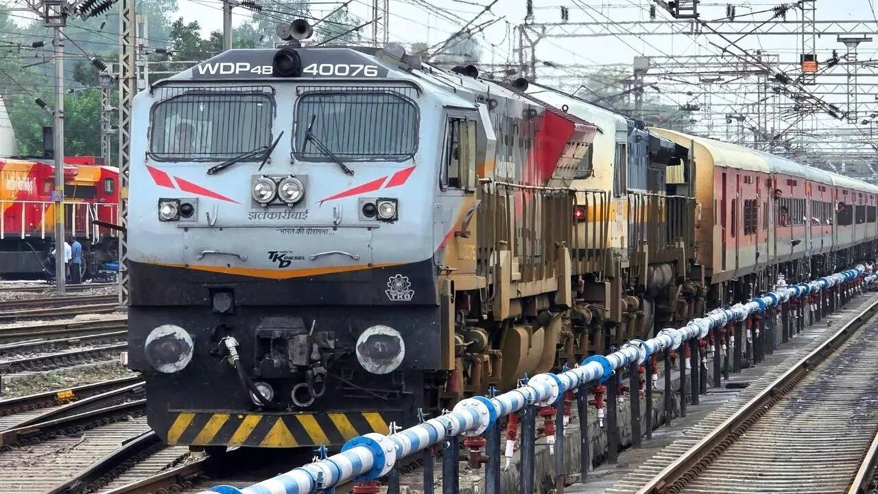 ​असम के ​डिब्रूगढ़ से राजस्‍थान के लालगढ़ तक चलती है​