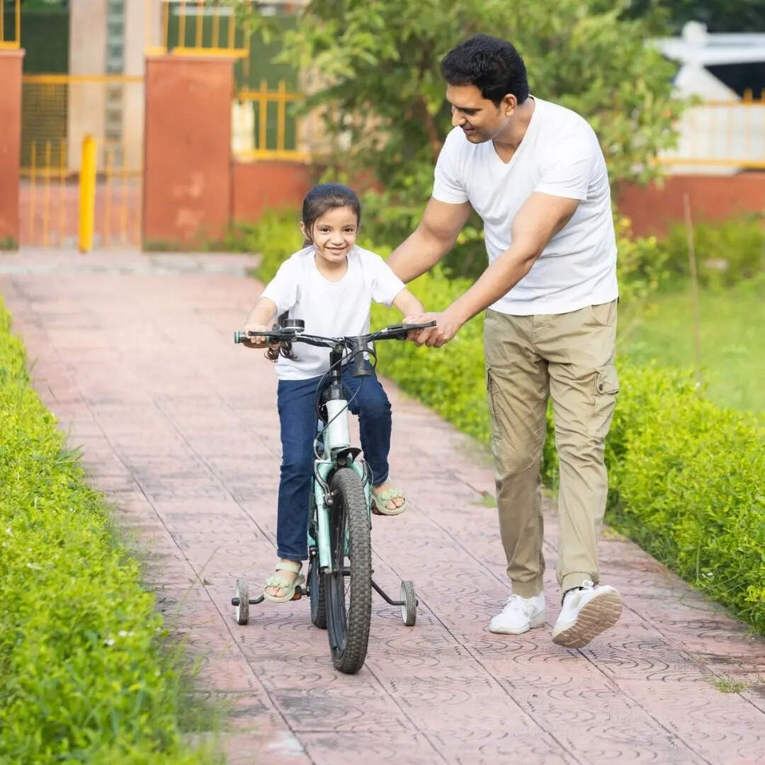 करोल बाग का बाजार बच्चों की स्टाइलिश और स्कूल जाने वाले बच्चों की साइकिलों के लिए काफी लोकप्रिय है। यहां अलग-अलग डिजाइन और रंगों वाली साइकिल आसानी से मिल जाती हैं। कई दुकानों पर एक्सेसरीज भी उपलब्ध रहती हैं।