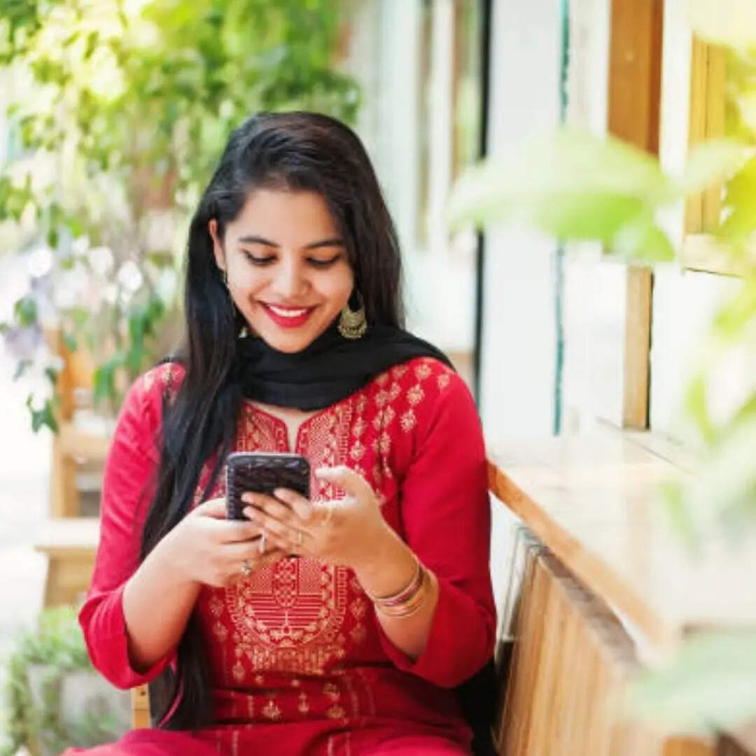 ज्यादातर मोबाइल यूजर्स इस समय दो सिम कार्ड इस्तेमाल कर रहे हैं, लेकिन जब से रिचार्ज प्लान्स महंगे हुए हैं तब से दो नंबर एक साथ रिचार्ज करना थोड़ा मुश्किल हो गया है।