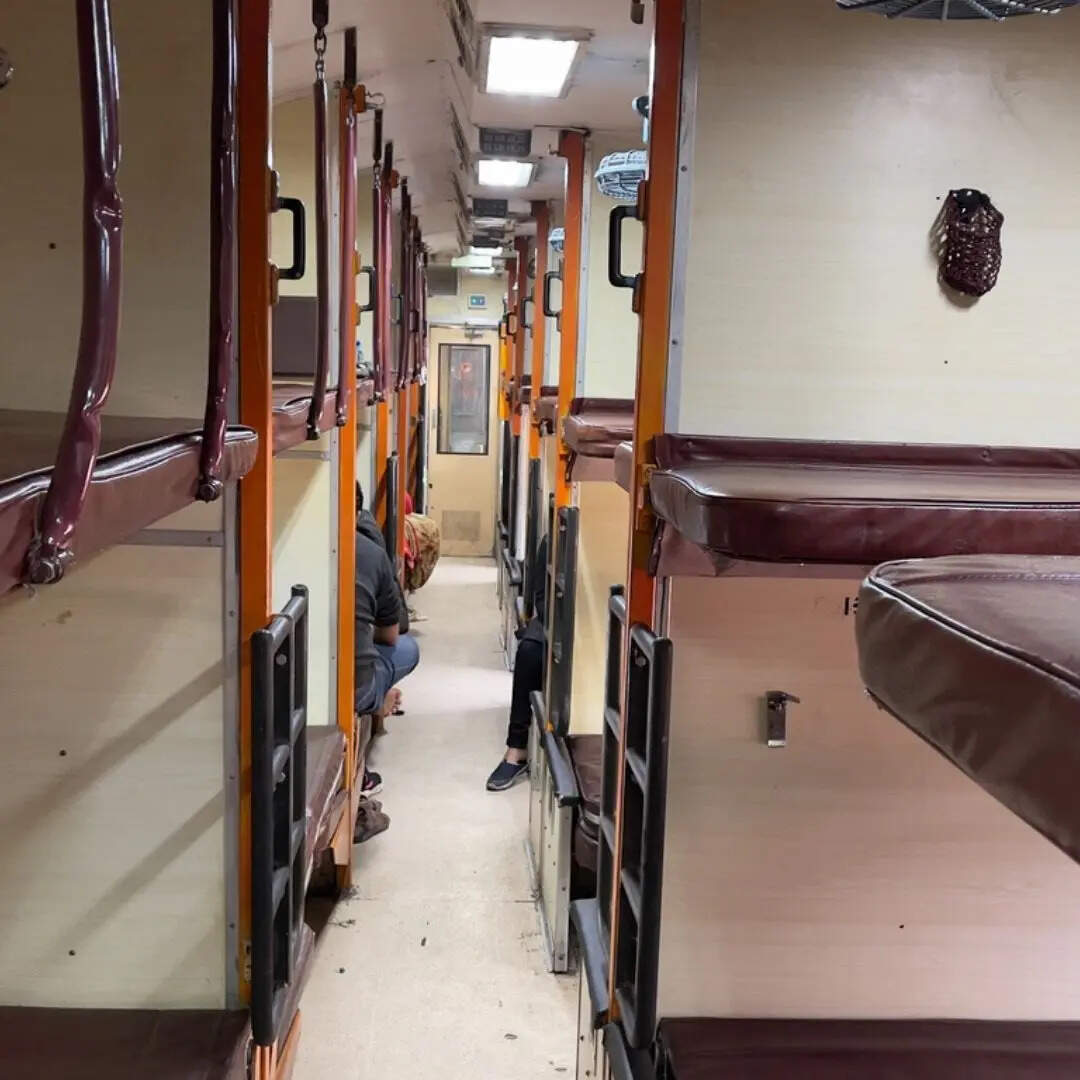 रात के समय कोई यात्री दूसरे यात्री को सीट फोल्ड करने या बैठने के लिए मजबूर नहीं कर सकता। अगर किसी की बर्थ रिजर्व है, तो उसे आराम करने का पूरा अधिकार होता है। रेलवे ने ऐसे विवादों से बचने के लिए यह नियम बनाए हैं।