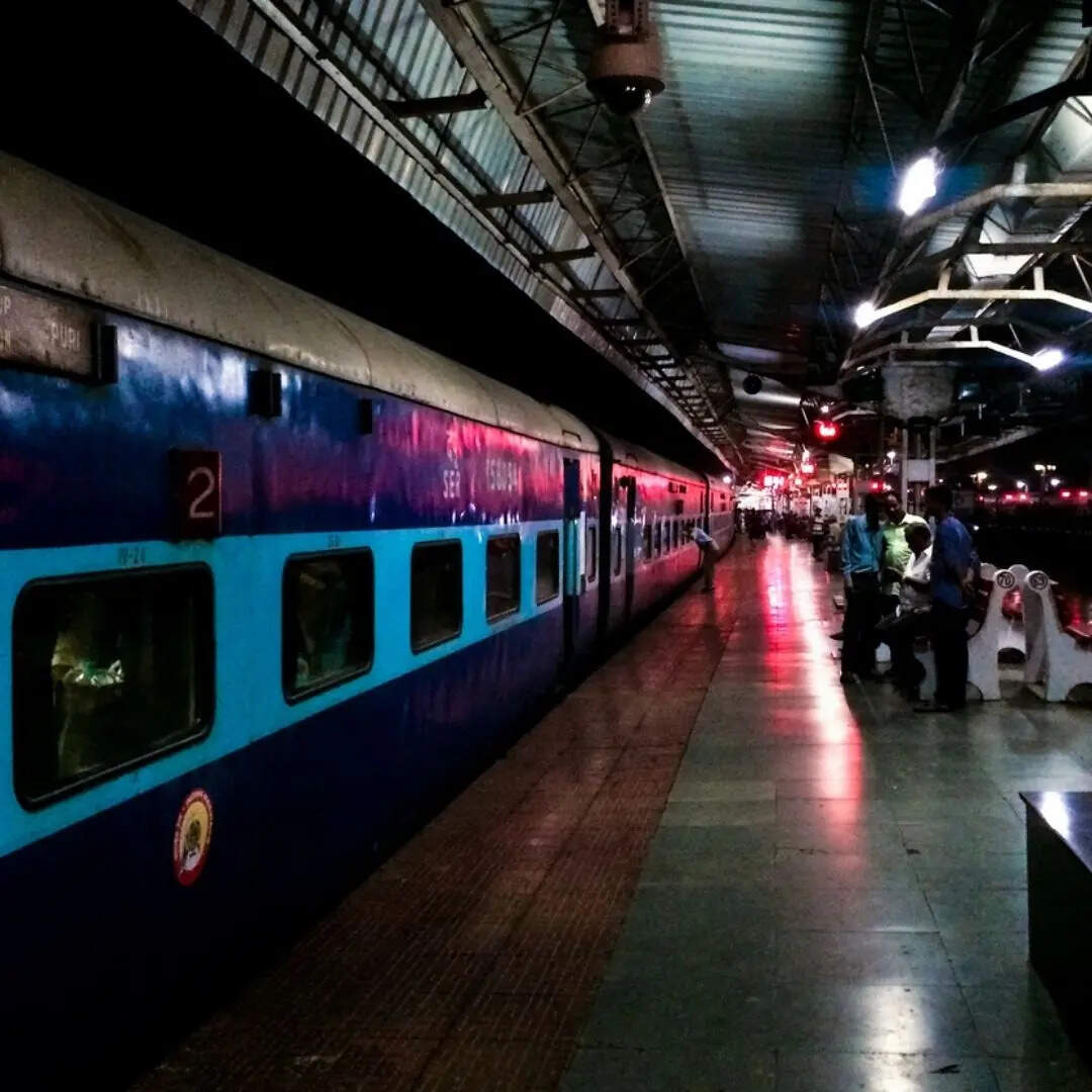 10 बजे के बाद ट्रेन के कोच की मुख्य लाइट्स बंद कर दी जाती हैं और केवल नाइट लाइट जलती रहती है। ऐसा इसलिए किया जाता है ताकि यात्री आराम से सो सकें। अगर किसी यात्री को काम करना हो, तो उसे दूसरे यात्रियों को परेशान किए बिना करना चाहिए।