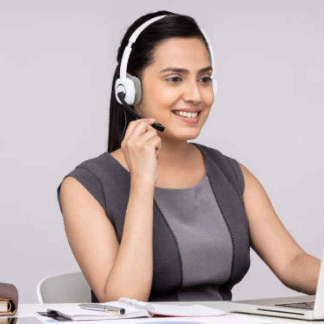 अब आपको Order, Wishlist, Coupons सेक्शन के साथ साथ Help Center का ऑप्शन मिलेगा। आपको इसी हेल्प सेंटर के ऑप्शन पर क्लिक करना है। अब आपको आपके रीसेंट ऑर्डर की लिस्ट मिलेगी। इसके साथ ही आपको चैटबॉट का ऑप्शन भी मिलेगा।