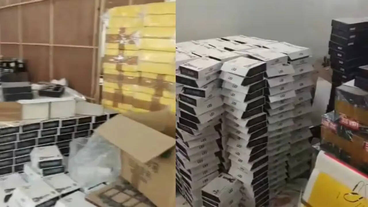 इसके अलावा फर्जी स्मार्टफोन में आधिकारिक एंड्रॉयड अपडेट और सिक्योरिटी पैच नहीं मिलते, क्योंकि इनमें मॉडिफाइड ऑपरेटिंग सिस्टम इस्तेमाल किया जाता है। यूजर्स को Google Play Store से एप डाउनलोड करने में भी दिक्कतों का सामना करना पड़ सकता है।