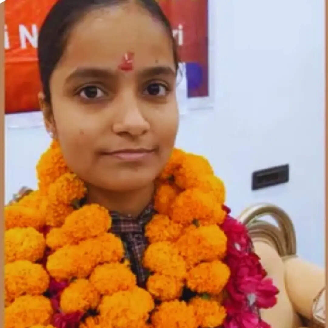 मैनपुरी की अनामिका टॉपर