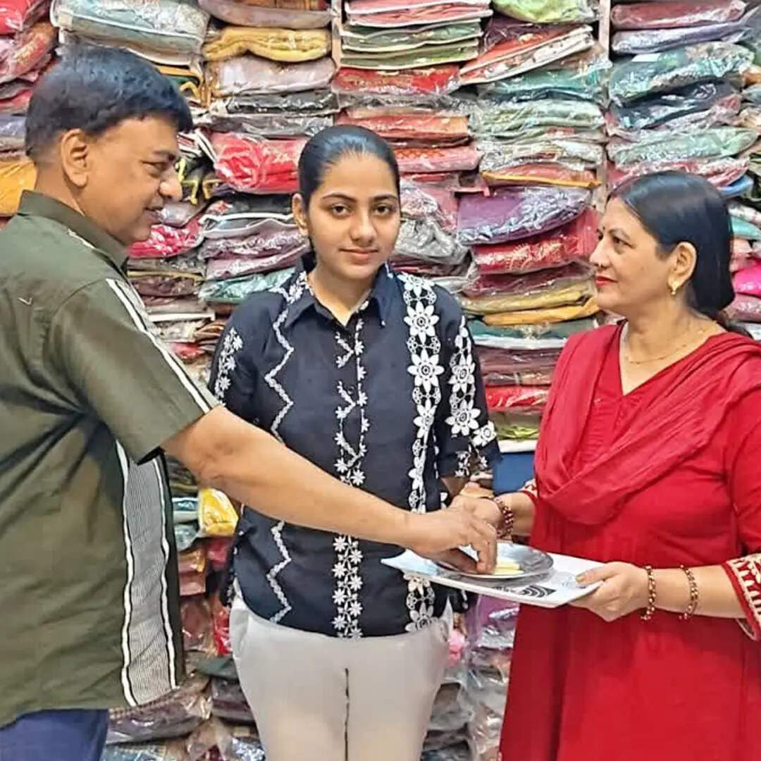 CBSE 12th result 2026 Gaya girl Mahi kumari daughter of a cloth shop ...