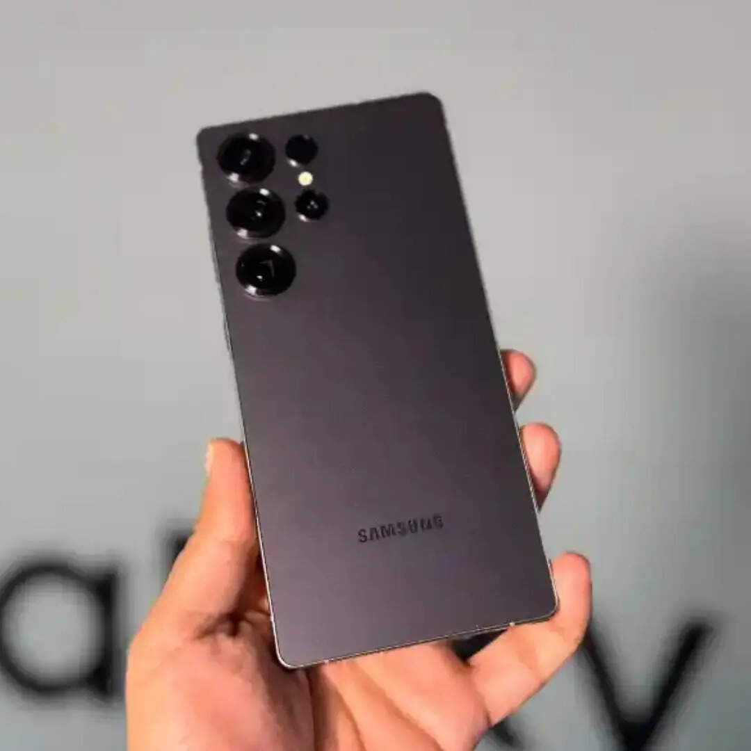 परफॉर्मेंस के लिए इस स्मार्टफोन में कंपनी ने Snapdragon 8 Elite प्रोसेसर दिया है। इसमें आपको 16GB की रैम और 1TB तक की स्टोरेज ऑप्शन मिलती है। फोटोग्राफी के लिए रियर में ट्रिपल कैमरा सेटअप मिलता है जिसमें 200+10+50+50 मेगापिक्सल के 4 सेंसर मिलते हैं। सेल्फी के लिए इसमें आपको 12 मेगापिक्सल का फ्रंट कैमरा दिया गया है।