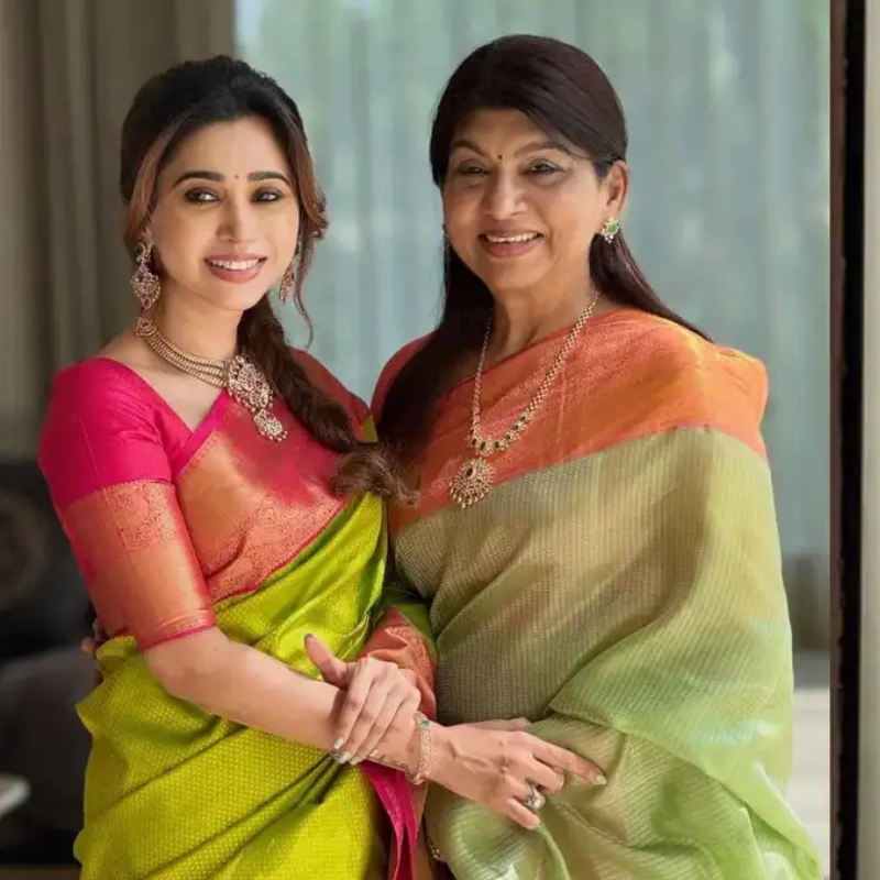​आरती रवि के सपोर्ट में आईं मां
