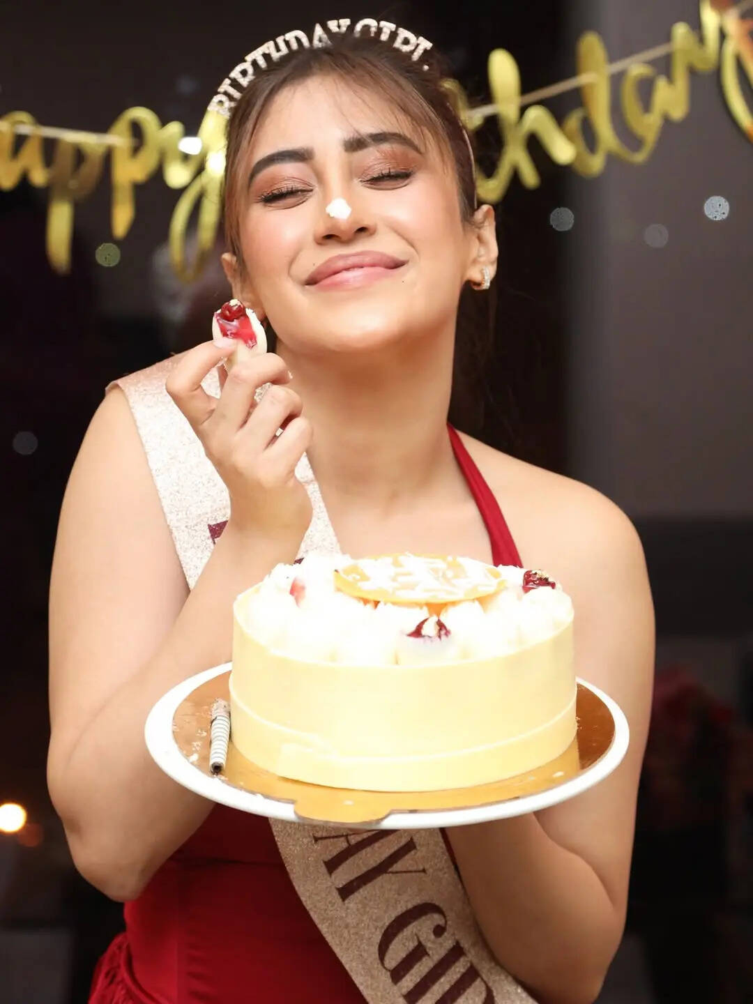 शिवांगी जोशी ने काटा स्पेशल केक