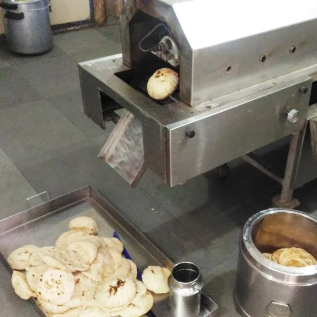 बड़ी तवा या मशीन पर बनती हैं रोटियां