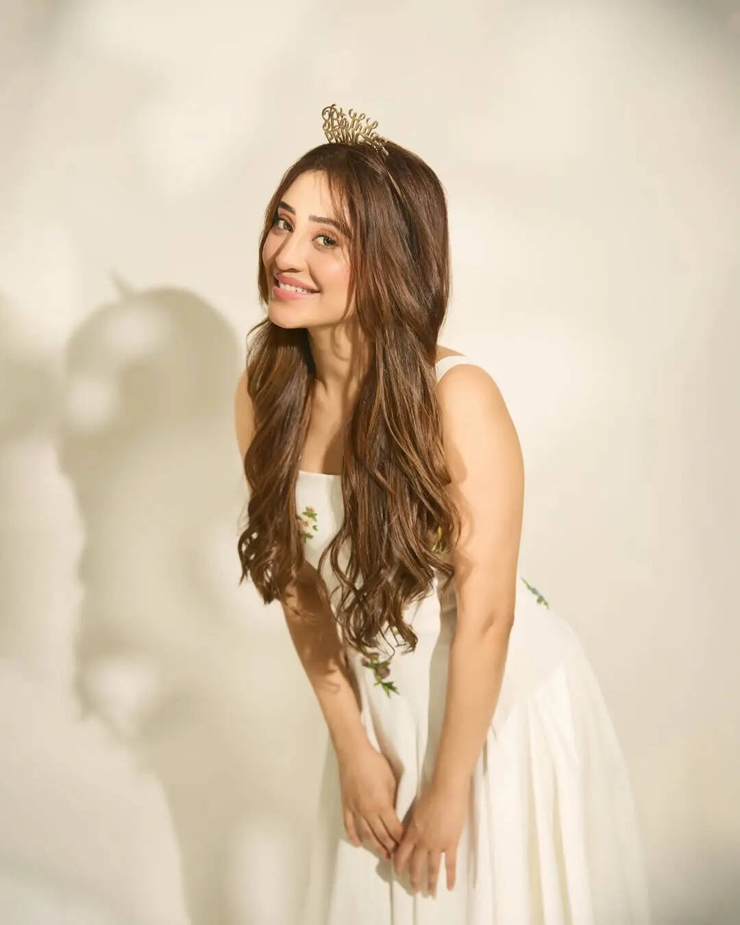 Shivangi Joshi ने व्हाइट आउटफिट में दिखाई अदाएं, मुस्कुराहट ने खूबसूरती ...