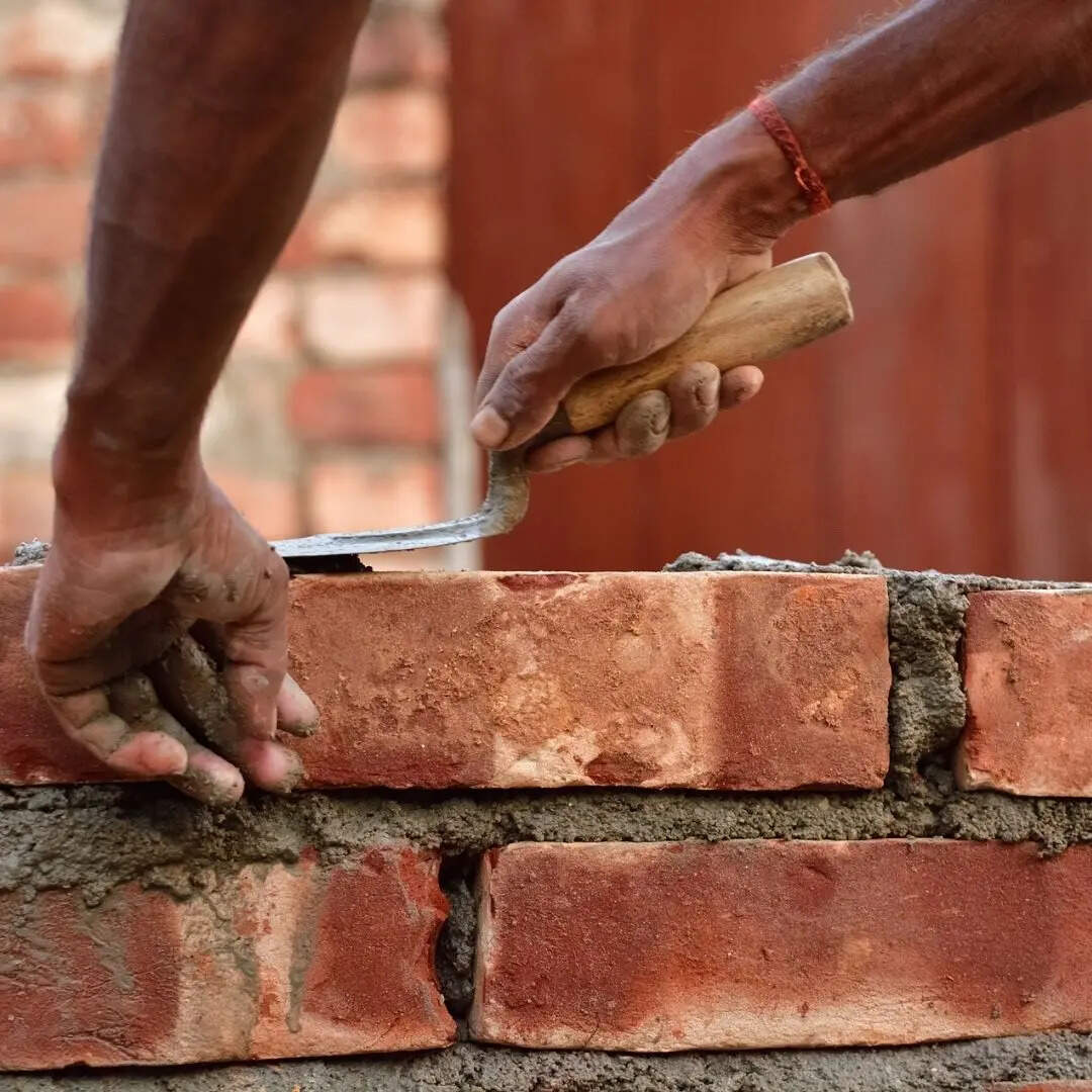 फर्श और प्लास्टर के काम में भी सही मोटाई बनाए रखना जरूरी माना जाता है। कई बार जरूरत से ज्यादा मोटा प्लास्टर कर दिया जाता है, जिससे सीमेंट ज्यादा खर्च होता है। 