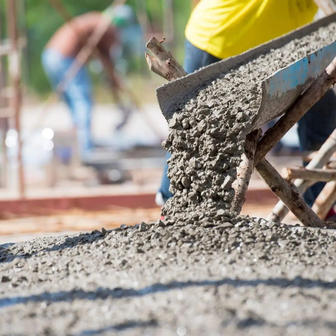 Fly ash bricks या AAC blocks का इस्तेमाल भी निर्माण लागत कम करने में मदद कर सकता है। ये traditional bricks की तुलना में हल्के होते हैं और इनके साथ mortar कम लगता है। इससे सीमेंट की खपत कम हो सकती है। 
