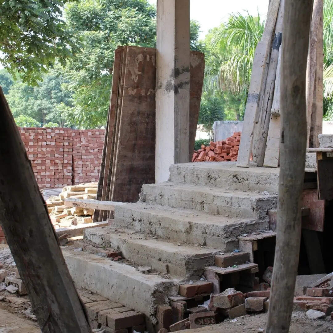 इसके अलावा, निर्माण के बाद सही तरीके से पानी देना भी बेहद जरूरी है। अगर Curing ठीक से न की जाए तो दीवारों और Concrete में क्रैक्स आने लगते हैं। बाद में मरम्मत के लिए अतिरिक्त सीमेंट खर्च करना पड़ सकता है। 