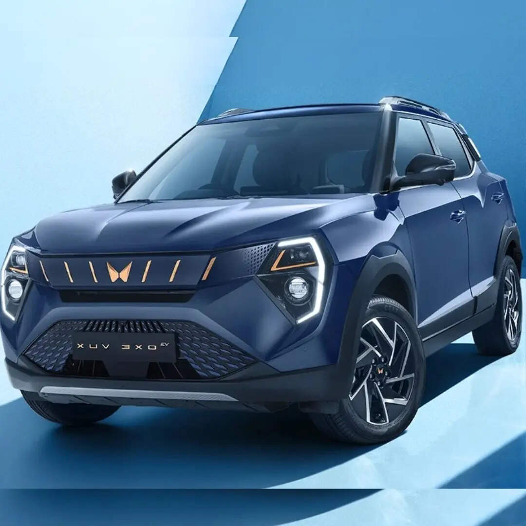 Mahindra XUV 3XO EV को कंपनी ने आधुनिक इलेक्ट्रिक एसयूवी के रूप में पेश किया है। इसकी शुरुआती एक्स-शोरूम कीमत 13.89 लाख रुपये से शुरू होती है, जिसकी वजह से यह 15 लाख रुपये से कम बजट वाले बायर्स के लिए आकर्षक विकल्प बन सकती है। 