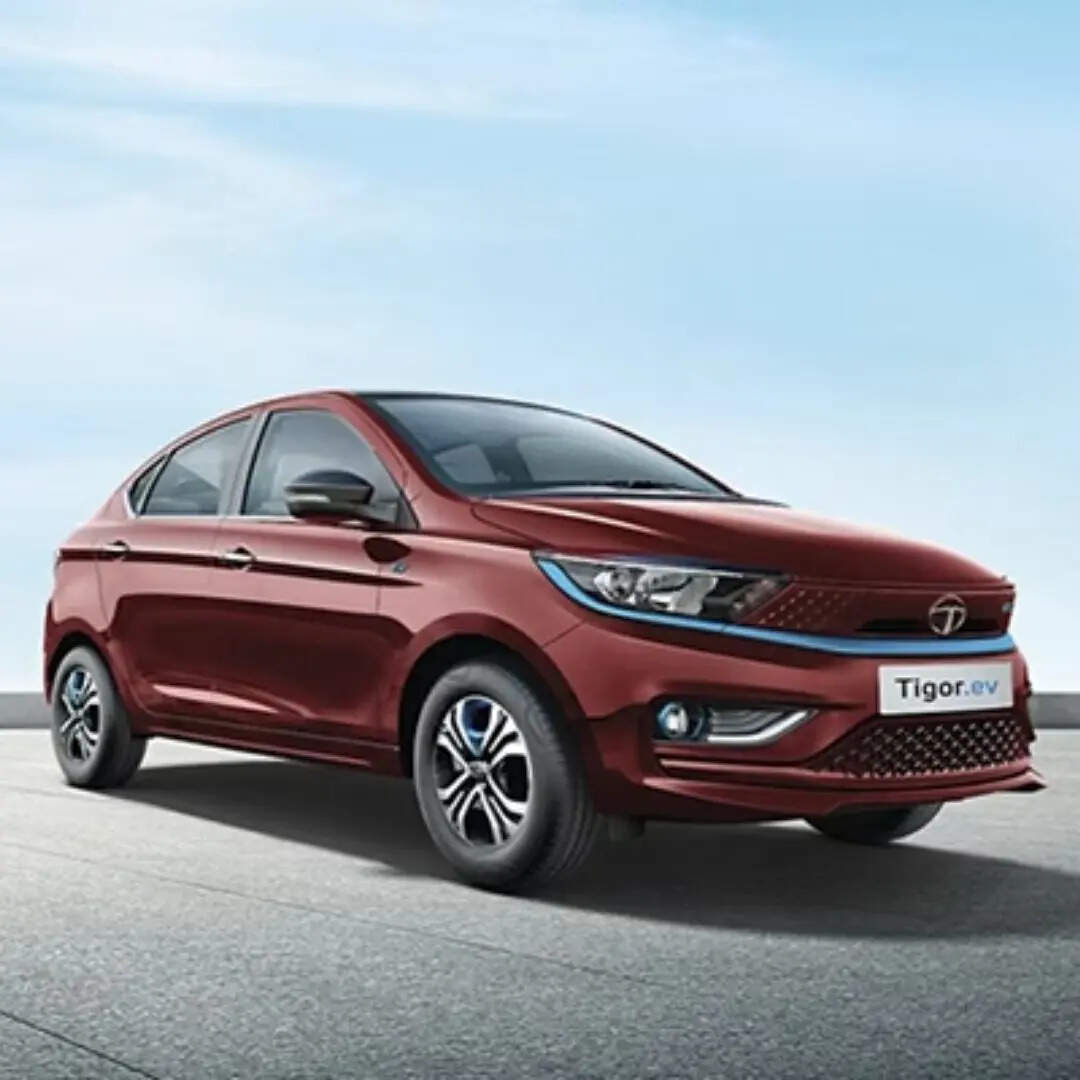 Tata Tigor EV एक प्रैक्टिकल इलेक्ट्रिक सेडान है, जिसमें बड़ा बूट स्पेस और कंफर्टेबल केबिन मिलता है। कंपनी के अनुसार इसमें फास्ट चार्जिंग सपोर्ट और कई कनेक्टेड फीचर्स दिए गए हैं। यह फैमिली यूज और डेली कम्यूट दोनों के लिए बेस्ट मानी जाती है। ​इसकी शुरुआती कीमत 12.49 लाख (एक्स शोरूम) रुपये है।