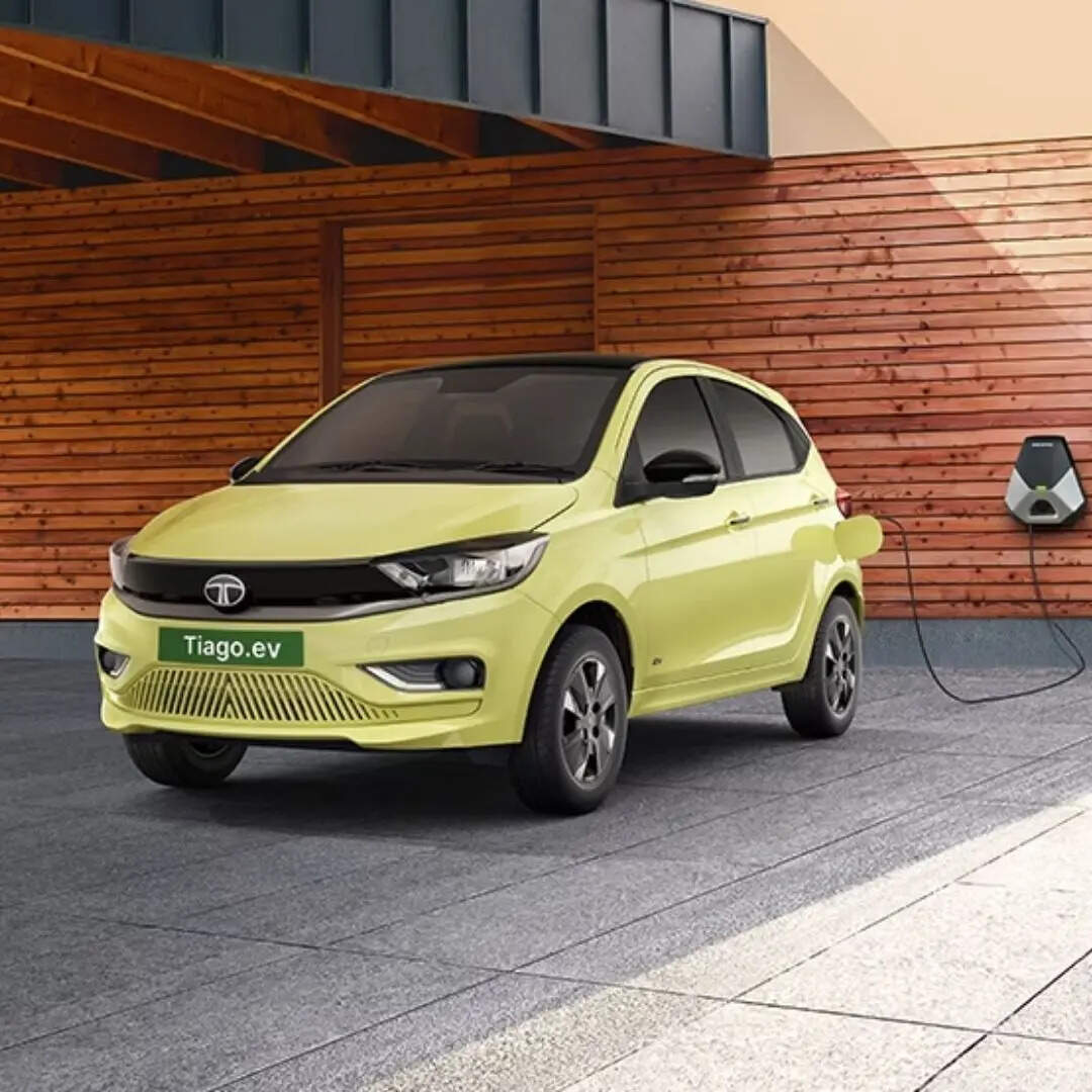 Tata Tiago EV बजट इलेक्ट्रिक कार सेगमेंट की लोकप्रिय गाड़ियों में शामिल है। कंपनी इसमें ziptron technology, regenerative braking और मल्टीपल चार्जिंग ऑप्शन देती है। यह पहली बार EV खरीदने वाले बायर्स के लिए आकर्षक विकल्प माना जाता है। इसकी शुरुआती कीमत 7.99 लाख (एक्स शोरूम) रुपये है।