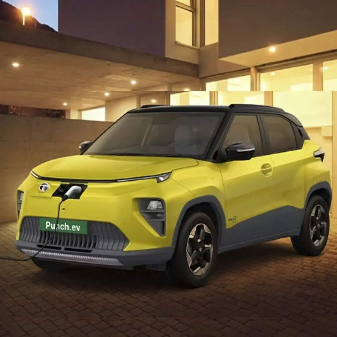 Tata Punch EV को 9.69 लाख रुपये की कीमत पर पेश किया गया है। इसे एक कॉम्पैक्ट इलेक्ट्रिक एसयूवी के तौर पर पेश किया गया है। इसमें मॉडर्न केबिन, बड़ी टचस्क्रीन और मल्टीपल बैटरी ऑप्शन मिलते हैं।  यह ईवी फास्ट चार्जिंग सपोर्ट और एडवांस सेफ्टी फीचर्स के साथ आती है।