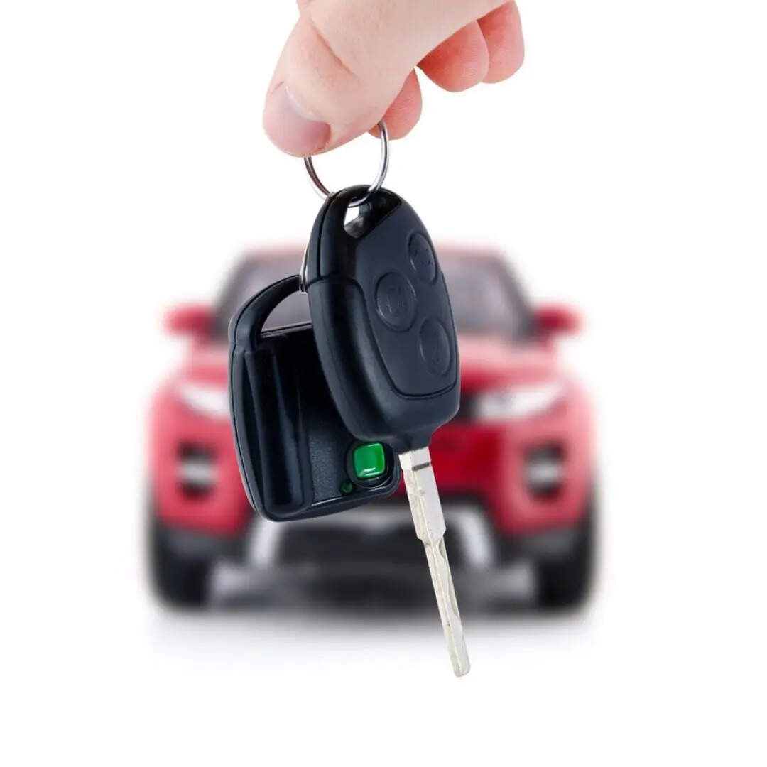 Car delivery लेते समय जल्दबाजी नहीं करनी चाहिए। गाड़ी की पूरी जांच करना जरूरी है। Paint quality, scratches, tyre condition, lights, infotainment system और documents को ध्यान से चेक करना चाहिए। RC, insurance और warranty papers वेरिफाई करना भी जरूरी होता है।