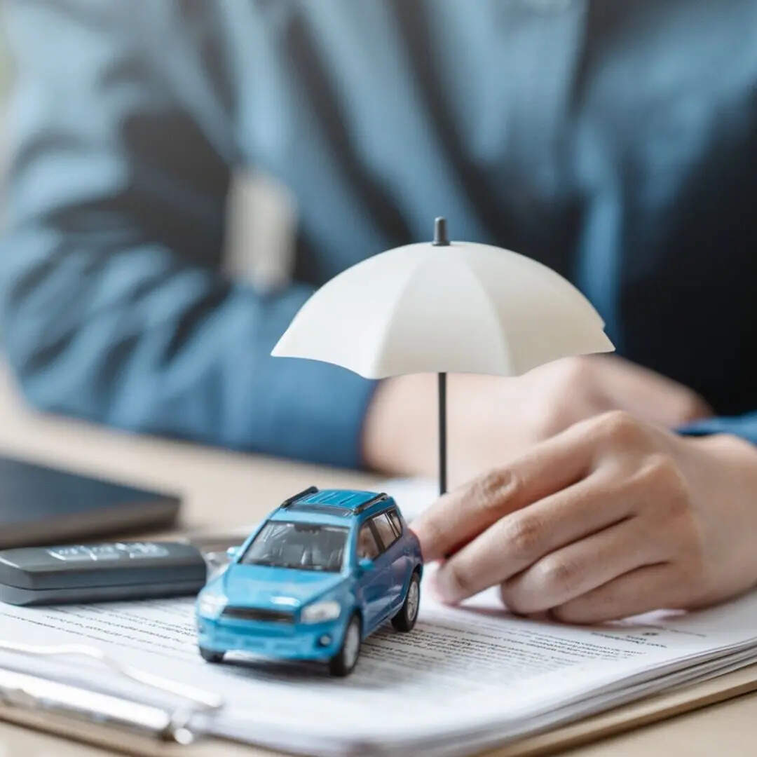 कार खरीदारी को लेकर Insurance policy को भी ध्यान से समझना जरूरी है। कई लोग शोरूम से मिलने वाला पहला इंश्योरेंस प्लान ही ले लेते हैं, जबकि ऑनलाइन तुलना करने पर बेहतर और सस्ता ऑप्शन मिल सकता है। Zero depreciation और roadside assistance जैसे एड-ऑन कवर्स भी कई बार फायदेमंद साबित होते हैं।