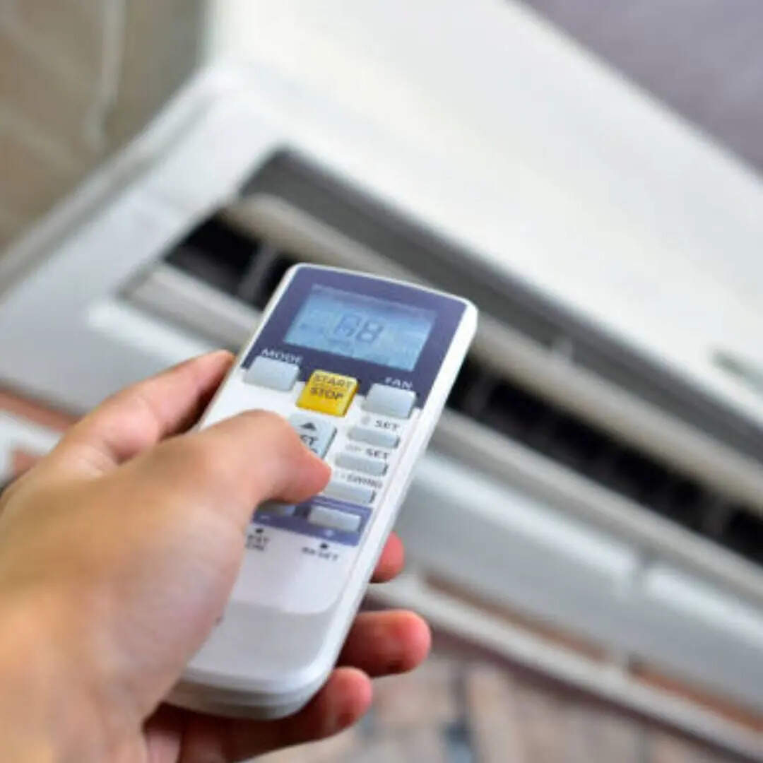 ​Voltas, LG, Samsung, Blue Star, Daikin, Godrej, TCL जैसे प्रीमियम एयर कंडीशनर पर इस समय अमेजन बड़ा डिस्काउंट ऑफर दे रहा है। इस समय आप स्प्लिट एसी को 52% तक के डिस्काउंट के साथ खरीदकर घर ले जा सकते हैं।