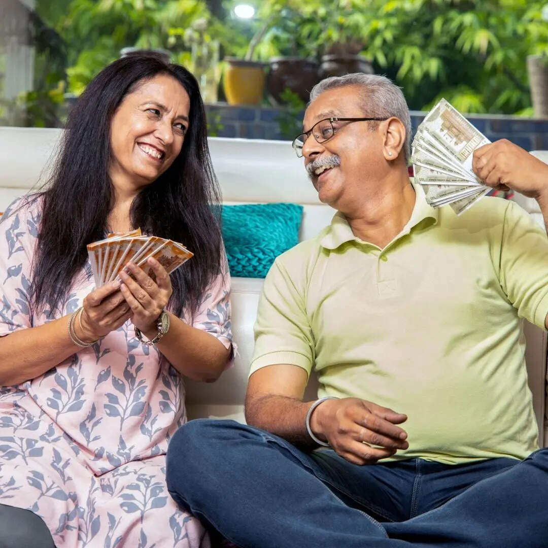 इसके अलावा, यह भी ध्यान दें कि कई बैंक वरिष्ठ नागरिकों को सामान्य ग्राहकों की तुलना में ज्यादा ब्याज दर ऑफर करते हैं। ऐसे में सीनियर सिटिजन के नाम पर FD करवाने से ज्यादा रिटर्न मिल सकता है।
