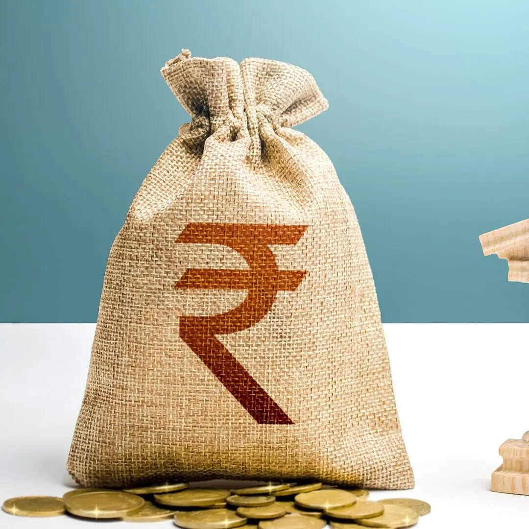 आपको FD laddering की रणनीति भी बनानी होगी। इसमें निवेशक अपनी पूरी रकम एक FD में लगाने की बजाय अलग-अलग अवधि की कई एफडी में निवेश करते हैं। इससे लिक्विडिटी बनी रहती है और बदलती ब्याज दर का फायदा भी लिया जा सकता है। 