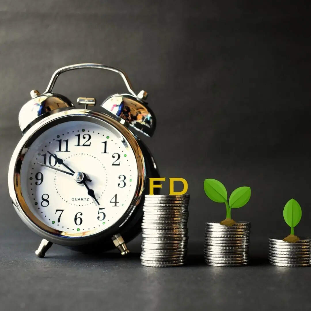 एफडी को लेकर आपको Cumulative FD scheme चुनना जरूरी है। इसमें मिलने वाला ब्याज बार-बार निकालने की बजाय मूलधन में जुड़ता रहता है। इससे कंपाउंडिंग का फायदा मिलता है और मैच्योरिटी पर ज्यादा रिटर्न मिल सकता है। 