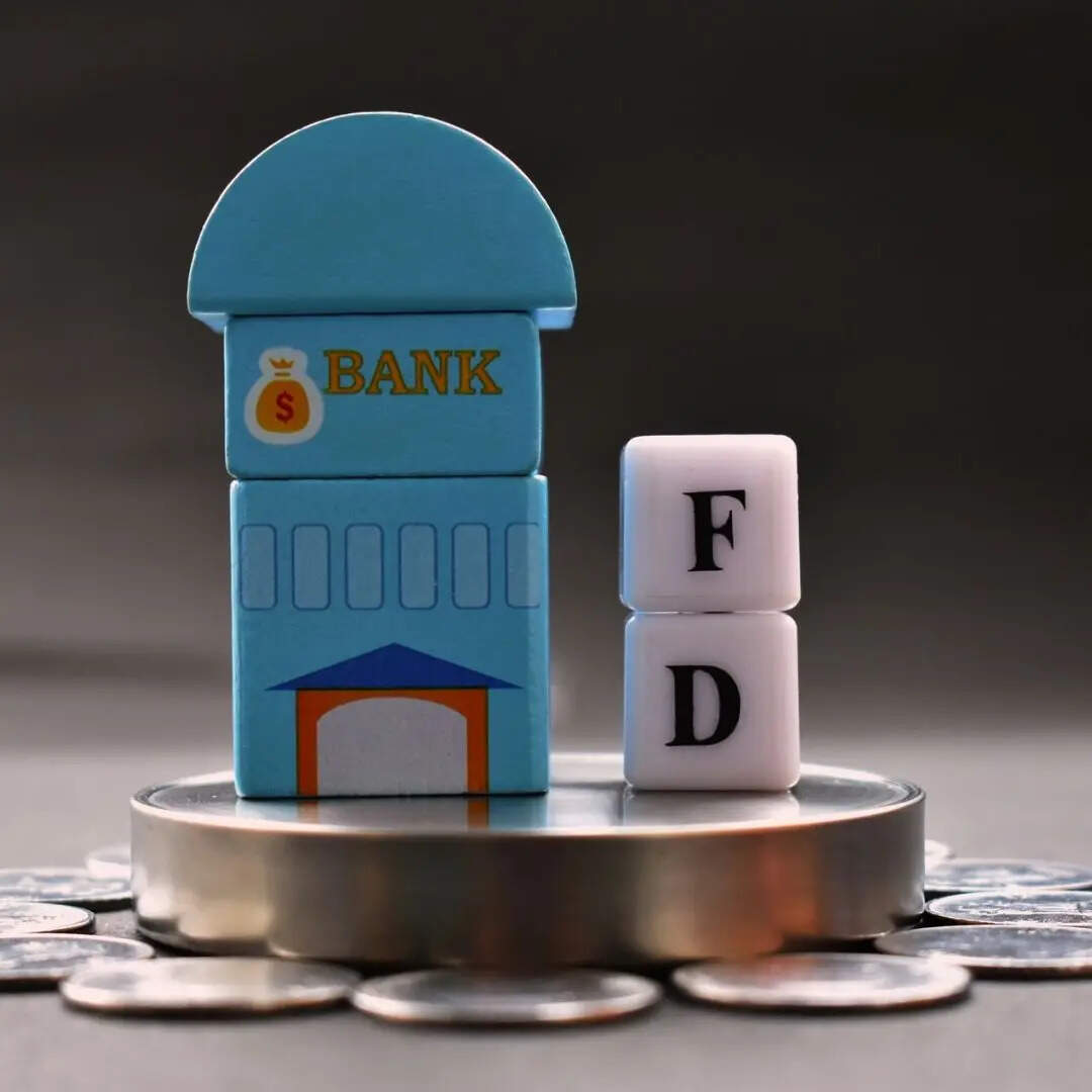 इसके अलावा, अलग-अलग बैंकों की ब्याज दरों की तुलना करना जरूरी है। FD interest rates हर बैंक में अलग हो सकती हैं। इसलिए निवेश करने से पहले ब्याज दरों की तुलना करना जरूरी माना जाता है। छोटी ब्याज दर का अंतर भी लंबे समय में रिटर्न पर बड़ा असर डाल सकता है। 