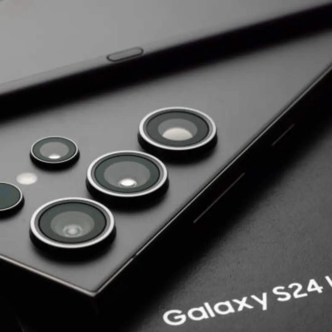 परफॉर्मेंस के लिए Samsung Galaxy S24 Ultra में कंपनी ने Snapdragon 8 Gen 3 प्रोसेसर दिया है। इसमें आपको फोटोग्राफी के लिए 200+10+50+12 मेगापिक्सल का कैमरा दिया गया है।
