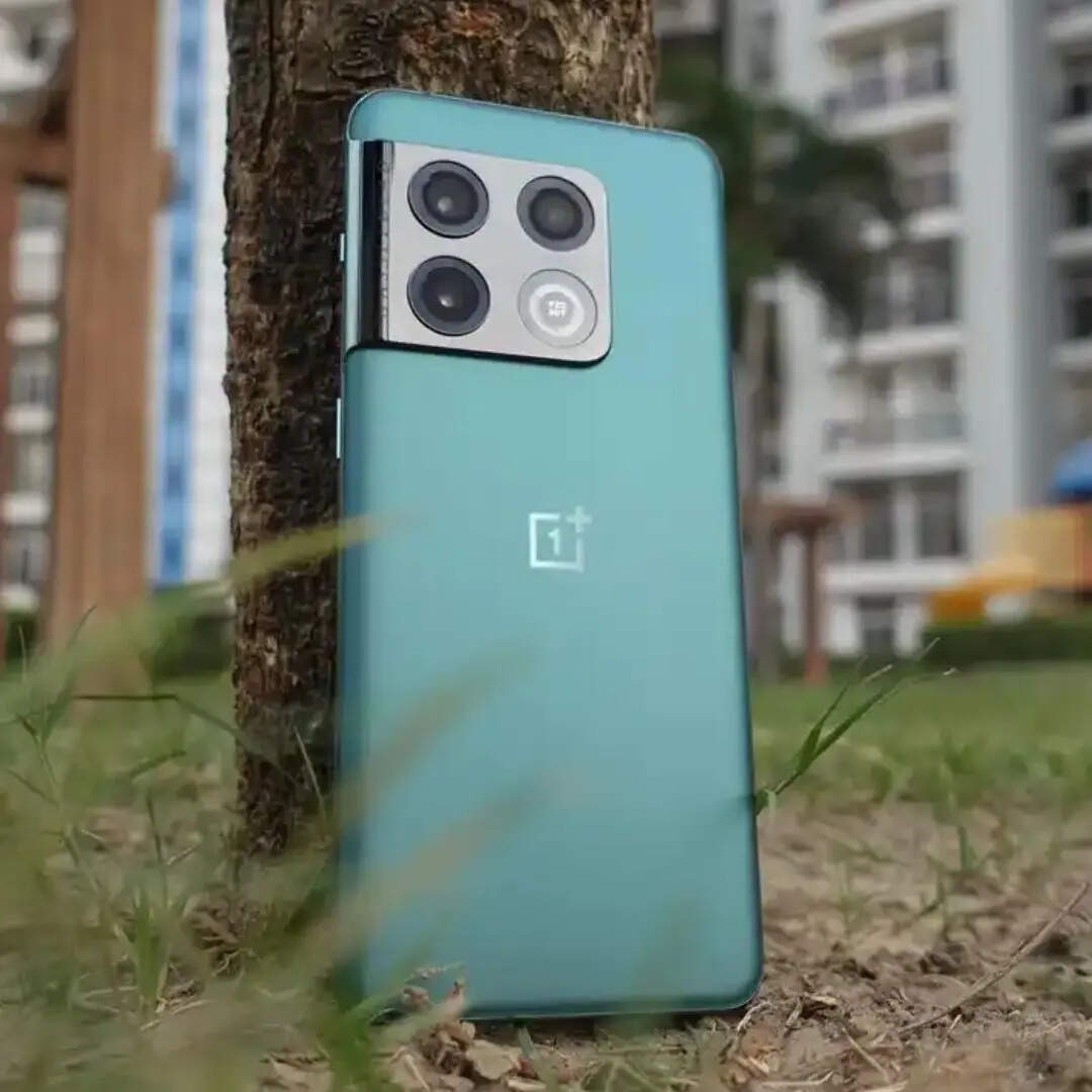 OnePlus 10 Pro 5G में आपको 12 जीबी LPDDR5 रैम मिलती है। इसमें आपको फोटोग्राफी के लिए रियर में ट्रिपल कैमरा सेटअप मिलता है जिसमें 48 मेगापिक्सल का सेंसर मिलता है। स्मूथ परफॉर्मेंस के लिए इसमें OIS सपोर्ट मिलता है। इसमें आपको 50 मेगापिक्सल का प्राइमरी सेंसर मिलता है। कैमरा सेटअप में आपको 8 मेगापिक्सल का टेलीफोटो शूटर सेंसर भी मिलता है।