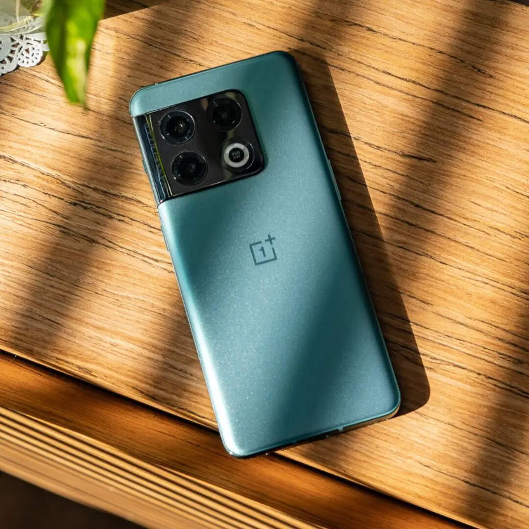 OnePlus 10 Pro 5G के फीचर्स की बात करें तो इसमें आपको 6.7 इंच की कर्व्ड एमोलेड डिस्प्ले मिलती है। इसमें आपको 120Hz का रिफ्रेश रेट दिया गया है जिससे आप इसमें आसानी से गेमिंग जैसे टास्क भी कर पाएंगे। परफॉर्मेंस के लिए इस स्मार्टफोन में आपको ऑक्टा-कोर Snapdragon 8 Gen 1 प्रोसेसर दिया है।