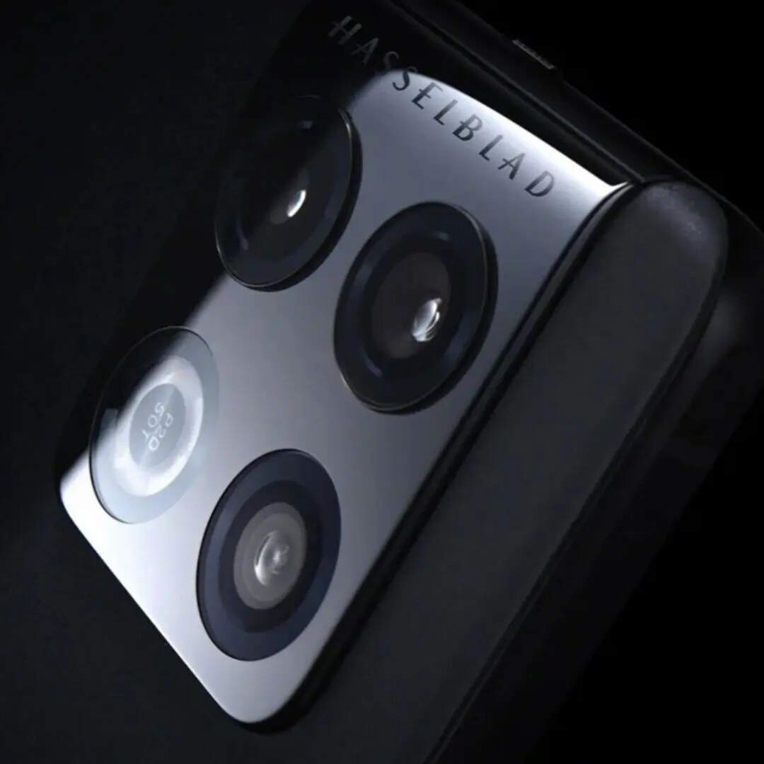 अगर आप एक कैमरा सेंट्रिक और पावरफुल स्मार्टफोन खरीदना चाहते हैं तो OnePlus 10 Pro 5G आपके लिए एक बेस्ट ऑप्शन होगा। इस स्मार्टफोन में आपको DSLR जैसी क्वालिटी वाला शानदार कैमरा मिलता है। इसमें कंपनी ने 5000mAh की बड़ी बैटरी दी है।