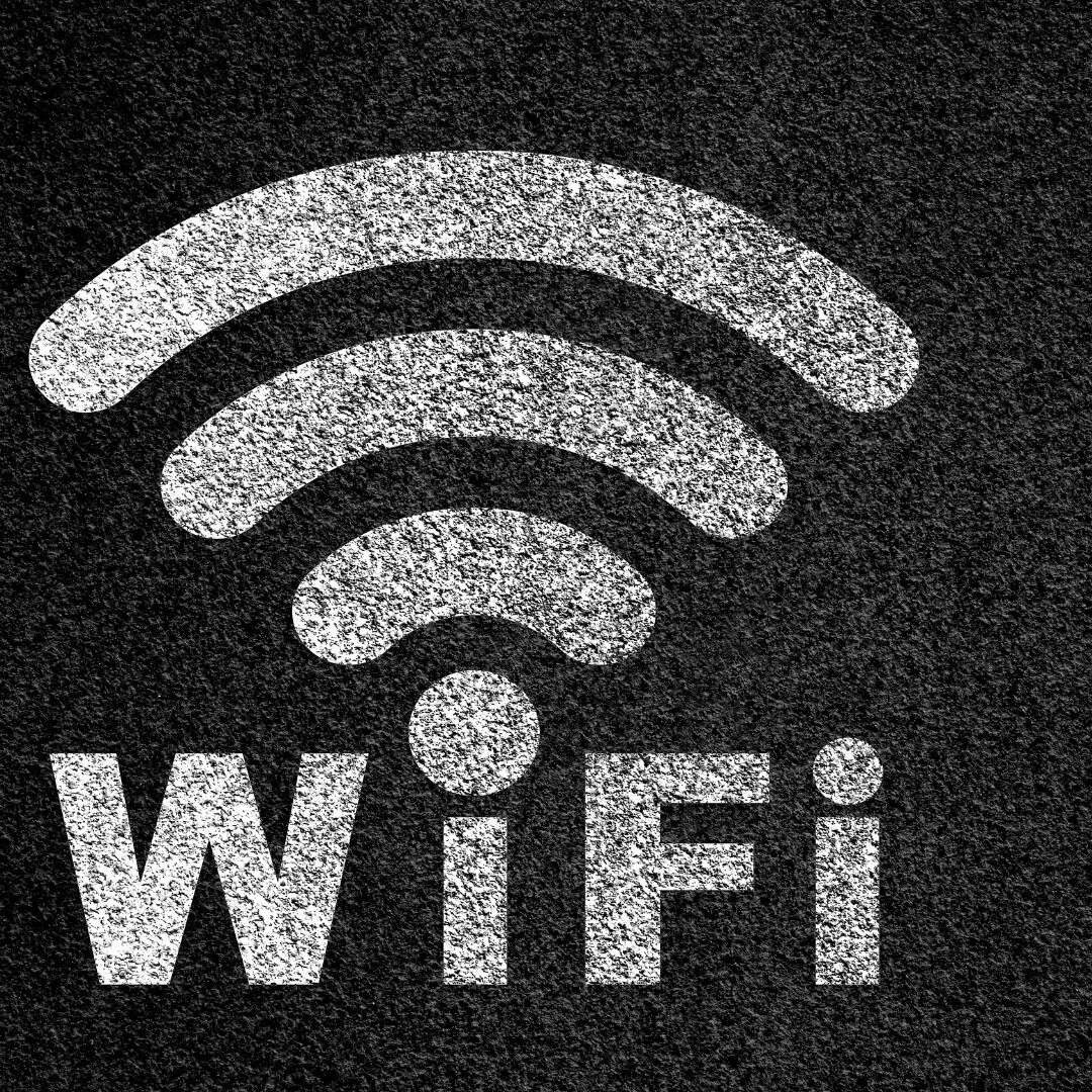 WiFi में स्लो डेटा स्पीड की सबसे बड़ी वजह यह हो सकती है कि कोई चोरी छिपे आपके वाई-फाई को इस्तेमाल कर रहा हो। कई बार पासवर्ड चोरी होने से कुछ लोग आपके नेटवर्क का इस्तेमाल करने लगते हैं और ज्यादातर मामलों में इसकी जानकारी नहीं लग पाती है।