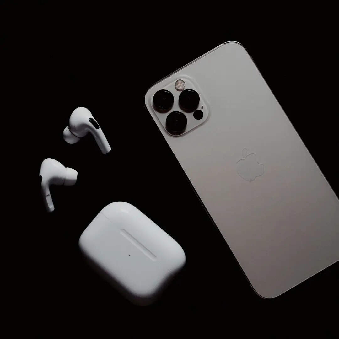 एप्पल अपने हर एक प्रोडक्ट जैसे iPhone, iPod, iMac, iPad की शुरुआत में अंग्रेजी के अक्षर i से करता है। क्या आपने कभी सोचा है कि आखिर i का ही इस्तेमाल क्यों किया गया। इसकी जगह ABCD या फिर किसी और अक्षर को क्यों नहीं लिया गया।