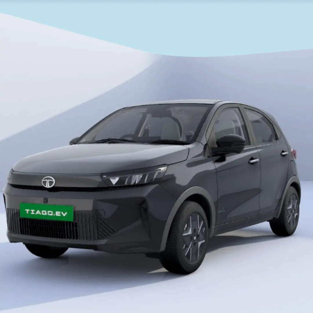 नई Tiago.ev में कई एडवांस फीचर्स जोड़े गए हैं, जिनमें Segment-first 360° Surround View Camera और Blind View Monitor शामिल हैं। इसके अलावा iRA Connectivity के जरिए 35 से ज्यादा Connected Car Features भी दिए गए हैं। EV वर्जन में 65W Type-C USB Fast Charger भी मिलता है। 