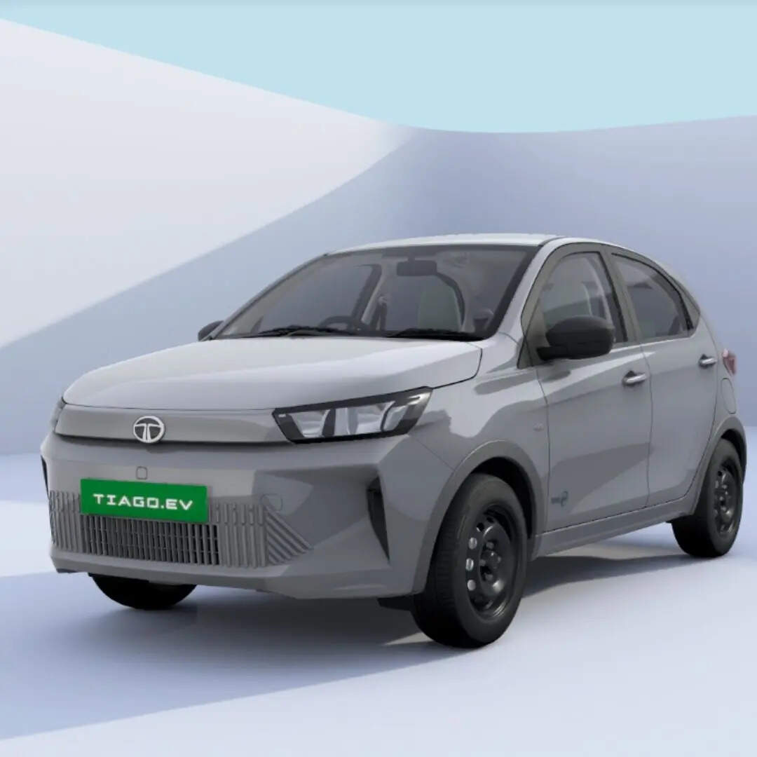 नई ईवी को ज्यादा मॉडर्न एक्सटीरियर, Halo Lightbar Connected Tail Lamps, LED DRLs और R15 Diamond-Cut Alloy Wheels के साथ लाया गया है। 