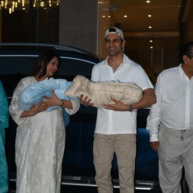 बेटों के साथ दिव्यांका और विवेक ने दिए पोज