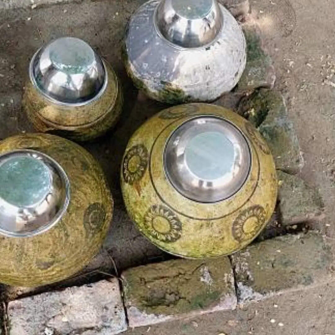 दरअसल मटके के पानी को ठंडा करने के लिए कई तरह के तरीके अपनाए जाते हैं। इसमें सबसे कॉमन तरीका है मटके के चारो तरफ कपड़े को लपेटना। हालांकि कई लोगों से यहीं गलती होती है कि उन्हें यही नहीं मालूम होता कि मटके में कौन सा कपड़ा लपेटा जाता है?