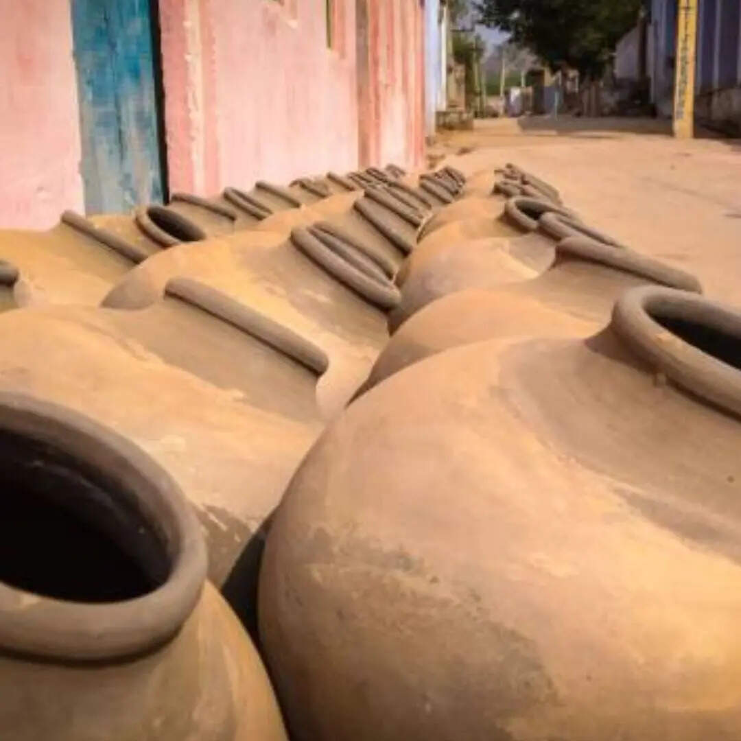 मिट्टी के मटके के पानी का स्वाद भी काफी अच्छा होता है और साथ ही यह शरीर को भी किसी तरह का नुकसान नहीं पहुंचाता। आज हम आपको एक ऐसा तरीका बताने जा रहे हैं जिससे आप मटेक के पानी को फ्रिज की तरह ठंडा कर पाएंगे।
