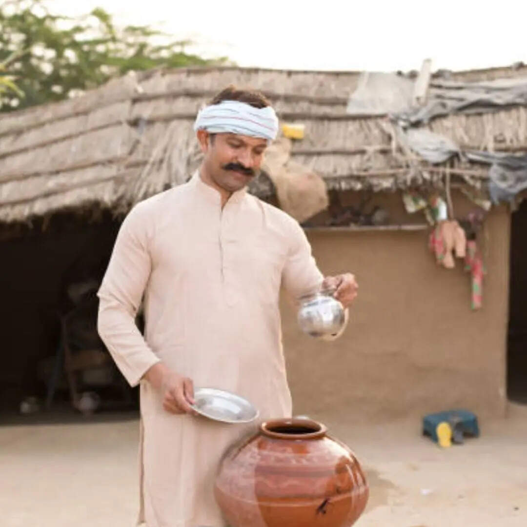 वैसे तो पानी को ठंडा करने के लिए अधिकांश लोग फ्रिज का ही इस्तेमाल करते हैं लेकिन गांवों में आज भी मटके का खूब इस्तेमाल होता है। शहरों में भी कई लोग फ्रिज की जगह मटके का ही ठंडा पानी इस्तेमाल करते हैं।