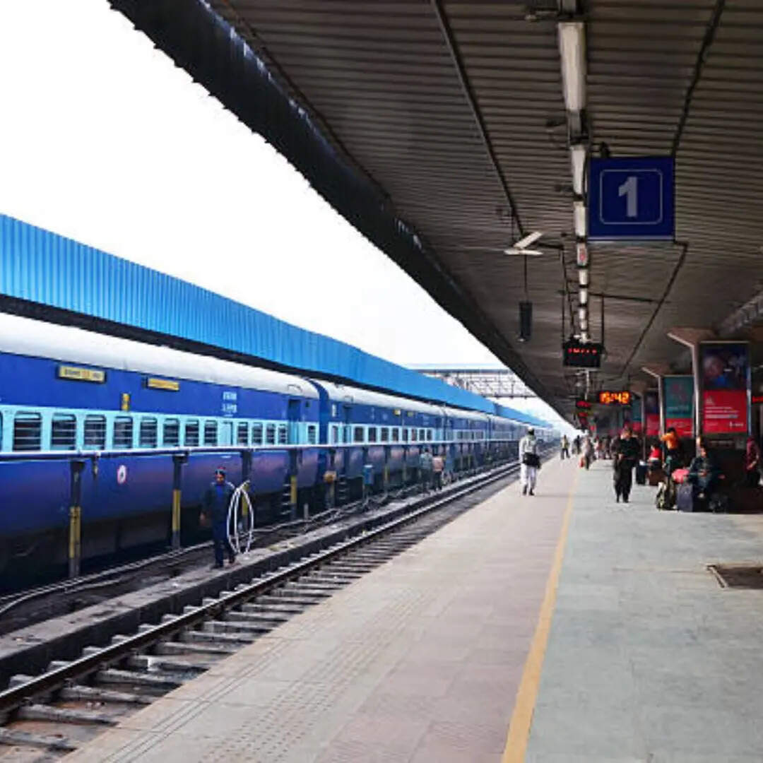 यहां उत्तर पूर्व रेलवे का मुख्यालय