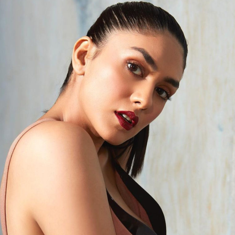 ​मृणाल ठाकुर (Mrunal Thakur)