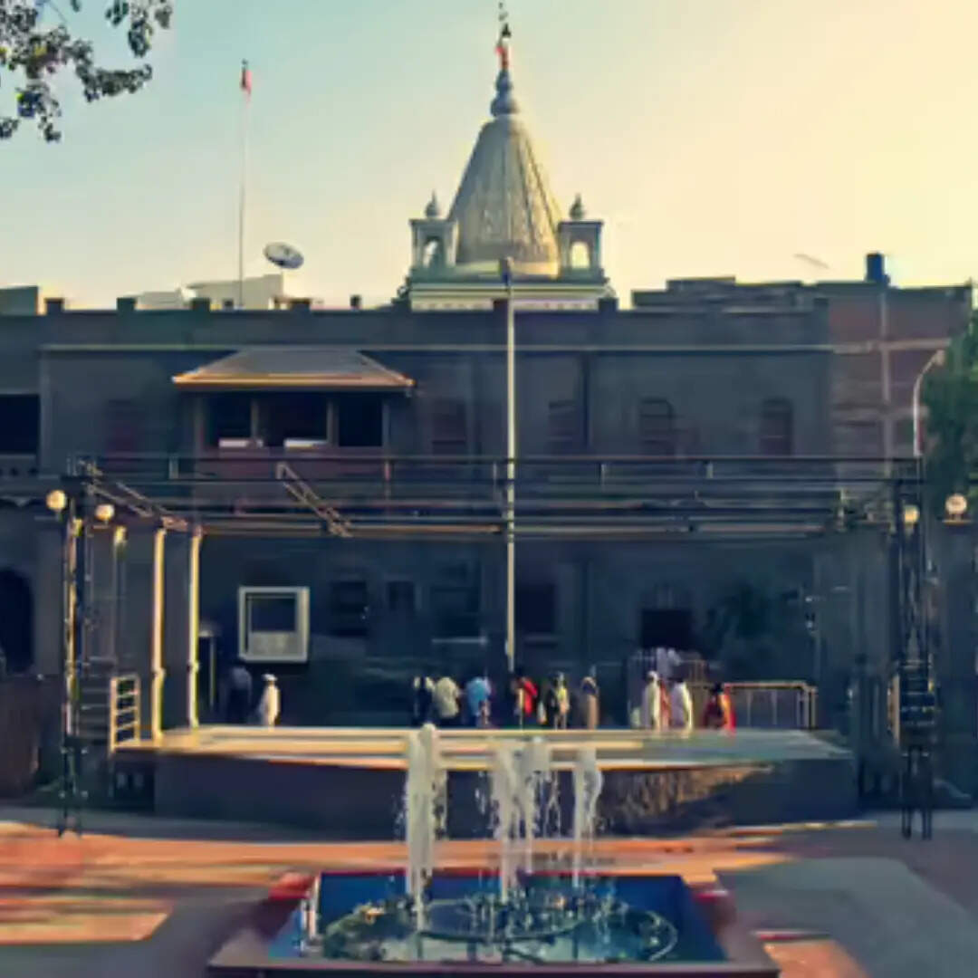 ​शिरडी साईं बाबा मंदिर (महाराष्ट्र)​