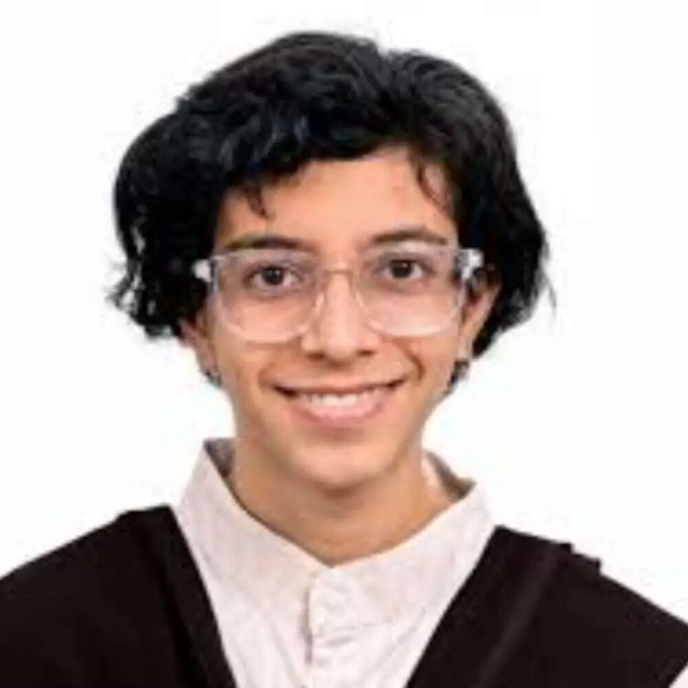 महिला कैटेगरी की टॉपर 