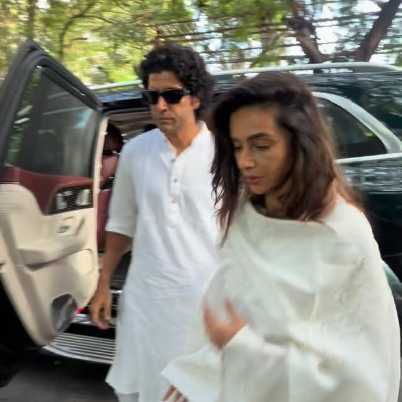 पत्नी के साथ पहुंचे फरहान अख्तर