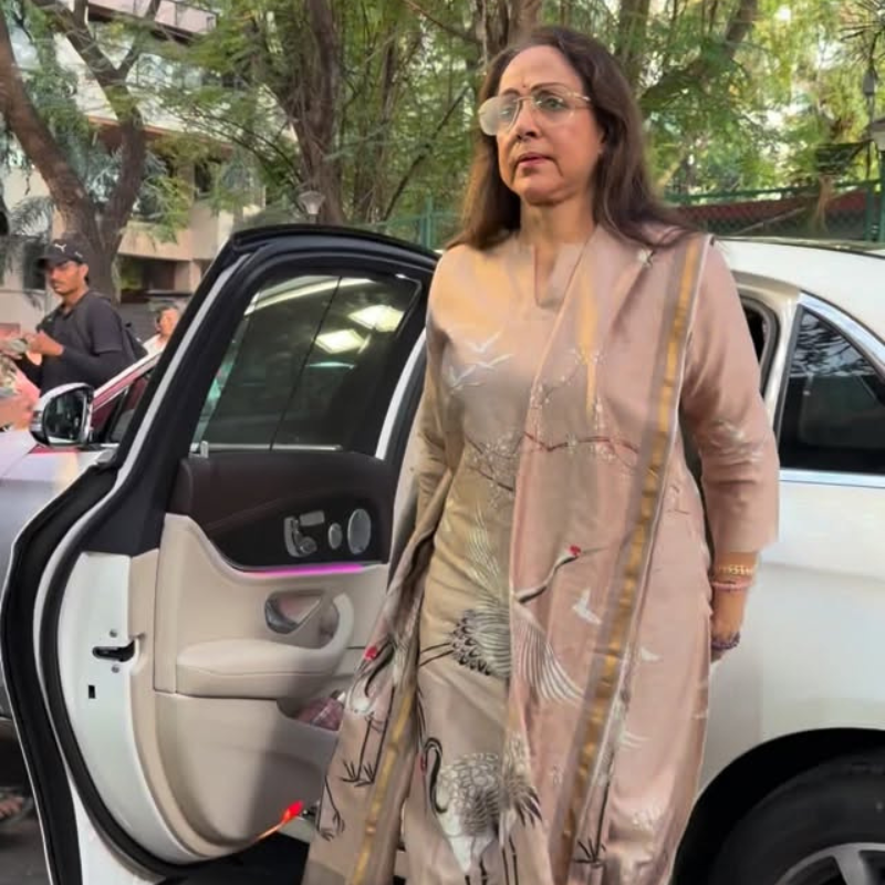​हेमा मालिनी के चेहरे पर दिखी उदासी
