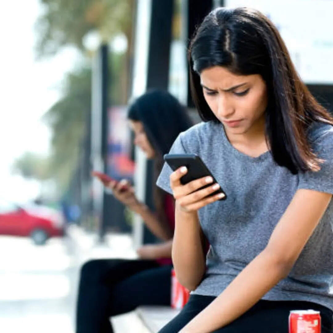 Jio, Airtel और Vi देश की तीन प्रमुख टेलीकॉम कंपनियां है। तीनों ही कंपनियों के पास अपने करोड़ों ग्राहकों के लिए एक से बढ़कर एक रिचार्ज प्लान्स मौजूद हैं। कंपनी के पास शॉर्ट टर्म और लॉन्ग टर्म दोनों ही तरह के प्लान्स मौजूद हैं।