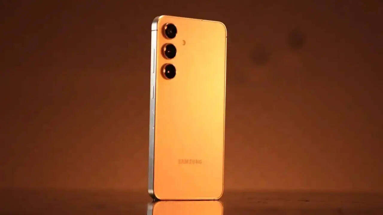Samsung Galaxy S24 FE में आपको 6.7 इंच की एमोलेड स्क्रीन मिलती है जिसमें कॉर्निंग गोरिल्ला ग्लास की प्रोटेक्शन दी गई है। आउट ऑफ द बॉक्स यह स्मार्टफोन एंड्रॉयड 14 को सपोर्ट करता है। परफॉर्मेंस के लिए इसमें आपको Exynos 2400e चिपसेट का सपोर्ट मिलेगा।
