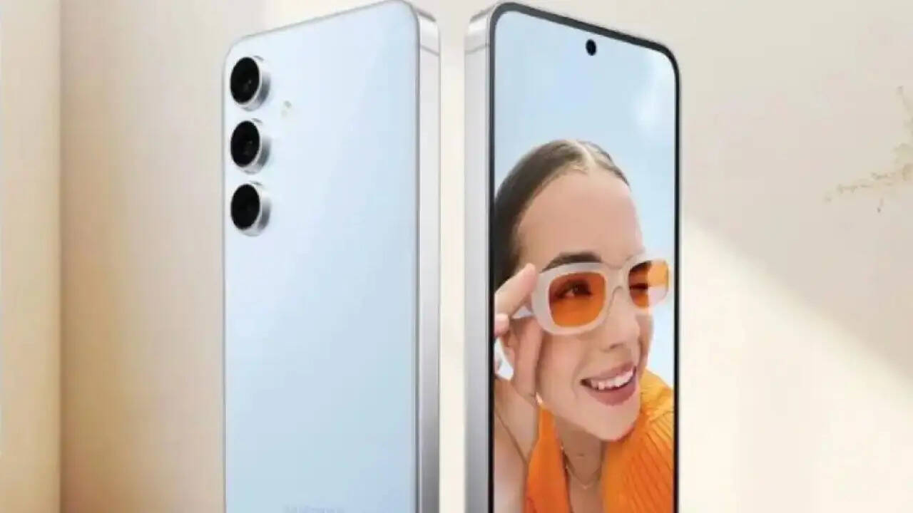 फ्लिपकार्ट ग्राहकों को Samsung Galaxy S24 FE की खरीदारी पर फ्लैट 30% की छूट दे रहा है। इस धमाकेदार ऑफर के बाद आप इसे सिर्फ 45,999 रुपये की कीमत में खरीद सकते हैं। इस फ्लैट डिस्काउंट के बाद भी ग्राहकों के पास पैसे बचाने का शानदार मौका है।